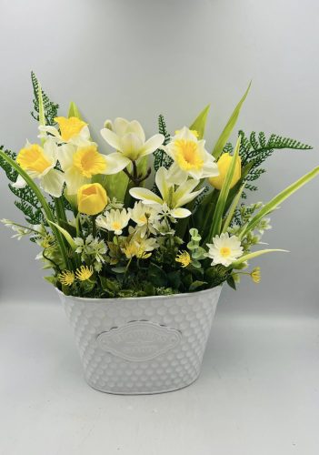 Fehér kaspós asztaldísz fehér és sárga virágokkal – élethű művirág (2.) válaszható felirattal