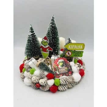   Grincses Adventi Asztaldísz – 25 cm, Havas Fenyőkkel és Vidám Téli Dekorokkal