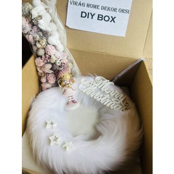   27 cm-es „Csináld magad” ajtódísz – fehér szőrme alapon, angyalkás dekorral