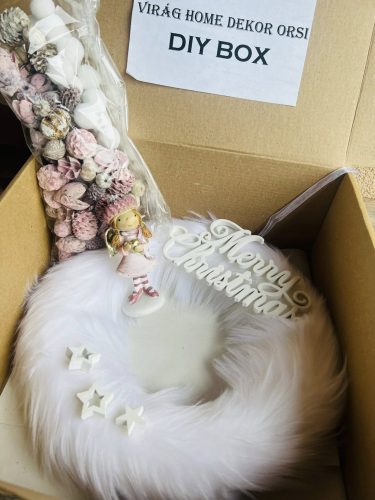 27 cm-es „Csináld magad” ajtódísz – fehér szőrme alapon, angyalkás dekorral