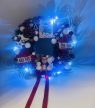 30 cm-es műfenyős ajtódísz LED fénnyel, szarvassal és karácsonyi díszekkel