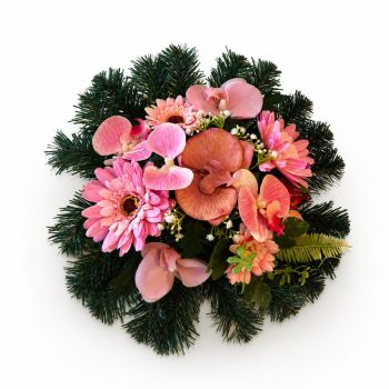   Fekvő sírdísz 28 cm műfenyős alapon – rózsaszín virágokkal