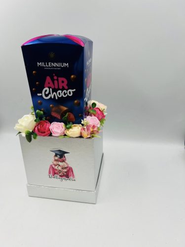 Édességes ballagási doboz virágokkal lány