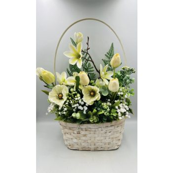   Kb. 40 cm magas tavaszi beültetés élethű művirágokkal, vessző kosárban