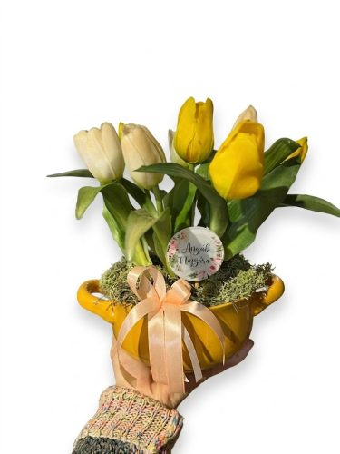 Anyák napi tulipános asztaldísz – sárga kerámia kaspóban, maradandó dekoráció