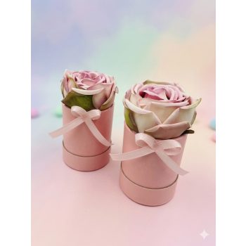   Rózsaszín virágbox rózsával – választható felirattal (13x8 cm)apró ajándék nagy öröm