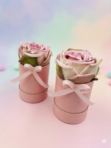Rózsaszín virágbox rózsával – választható felirattal (13x8 cm)apró ajándék nagy öröm