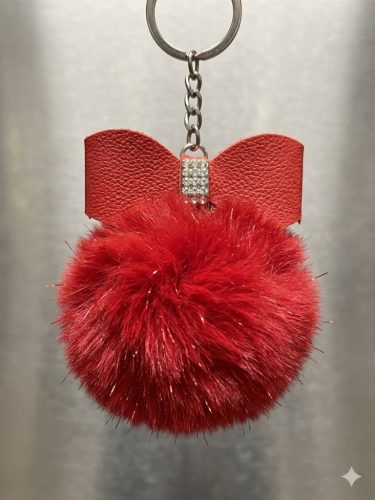 Piros szőrös gombóc kulcstartó – masnis, strasszos dekoráció