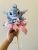 Stitch kék ballagási csokor – rózsaszín díszítéssel ovis ballagási csokor