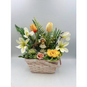   Tavaszi virágkompozíció vessző kosárban – vidám, üde dekorációsárga színben