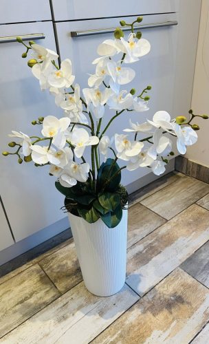 Padlóvázás orchidea 4 szálas fehér virágokkal 