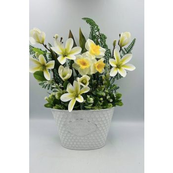   Fehér kaspós asztaldísz fehér és sárga virágokkal – élethű művirág (1.)