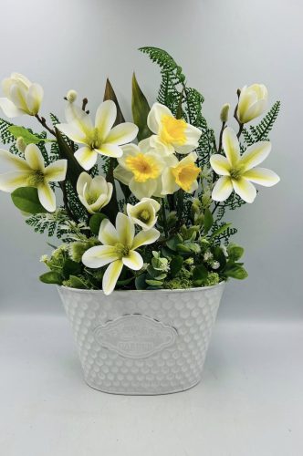 Fehér kaspós asztaldísz fehér és sárga virágokkal – élethű művirág (1.)