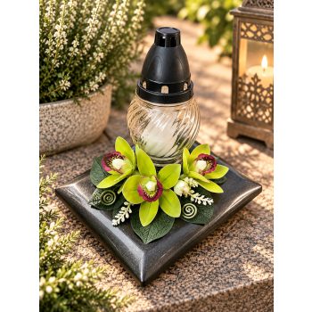   Sírdísz négyzetes szürke műanyag tálban, üvegmécsessel és selyemvirággal – 21 × 17 cm zöld