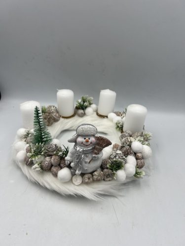 adventi asztaldísz – fehér alapon hóemberrel és fenyőfával, 4 gyertyával