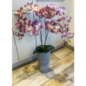 Lila orchidea padlóvázában 4 szálas szürke kaspós