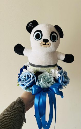 Bing nyusziból Panda ballagási csokor – Kék-fehér plüssös örökvirág csokor