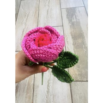   Horgolt gombócrózsa (suki rózsa), pink színben piros középpel