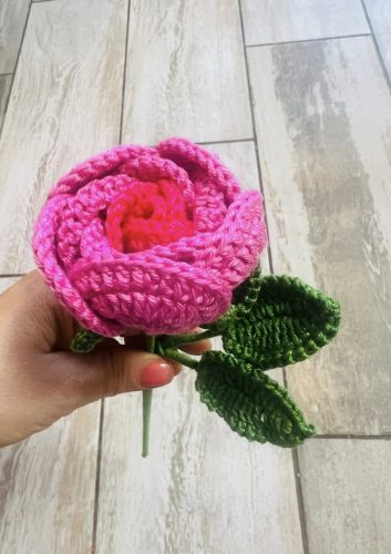 Horgolt gombócrózsa (suki rózsa), pink színben piros középpel