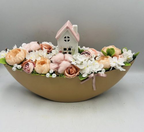 Bézs csónak kaspós virágkompozíció – 35 cm házikóval-VÁLASZHATÓ FELIRATTAK AKÁR ANYÁKNAPJÁRA VAGY BÁRMILYEN ALAKOMRA