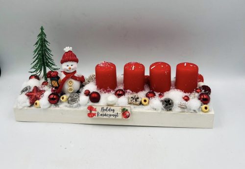 30 cm-es fa tálcás adventi dísz – 4 piros gyertyával, hóemberrel és fenyőfával