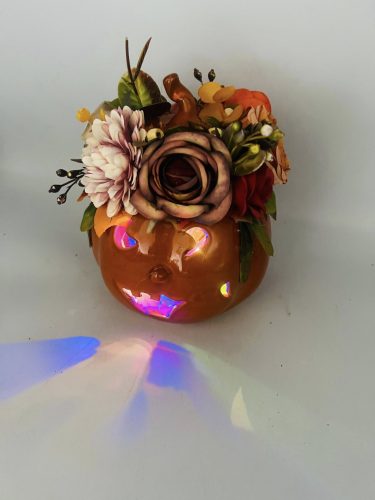 Világító kerámiatök ,díszített művirágokkal 