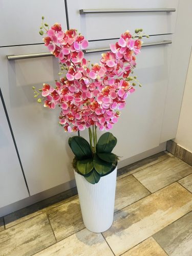 Padlóvázás mű orchidea kaspóban – kb. 90 cm, élethű kivitel (1.)