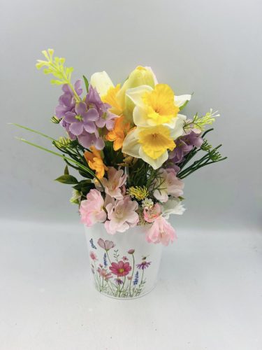 Tavaszi művirág asztaldísz – fehér virágos kaspóban