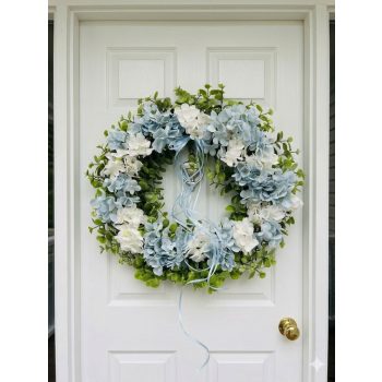   47 cm ajtódísz – műzöld alap, fehér és kék hortenziákkal, halványkék masnival