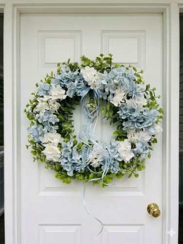 47 cm ajtódísz – műzöld alap, fehér és kék hortenziákkal, halványkék masnival