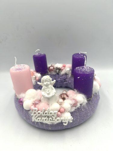 Hagyományos színű adventi gyertyás asztaldísz 4 gyertyás angyalkával
