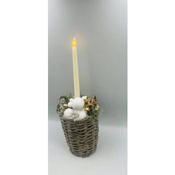   Vessző kosaras karácsonyi dekoráció LED gyertyával – arany-fehér díszítéssel, 40 cm