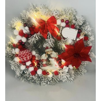   45 cm-es karácsonyi ajtódísz – műfenyő, havas alapon, piros–fehér díszítéssel, LED világítással