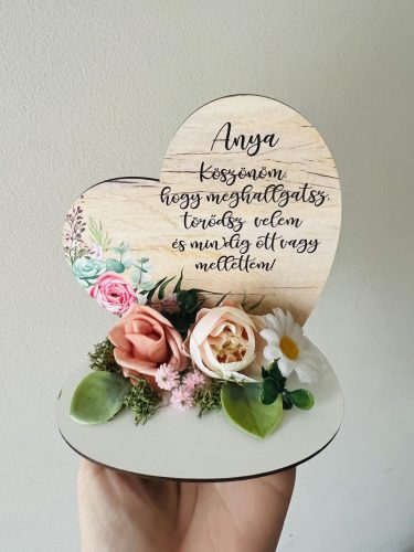Anyák napi szív dekor talpas kivitelben – „Köszönöm Anya” (13,2x12,8 cm)