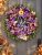 45 cm-es őszi ajtódísz műzöld alappal – elegáns lila-rózsaszín dekoráció