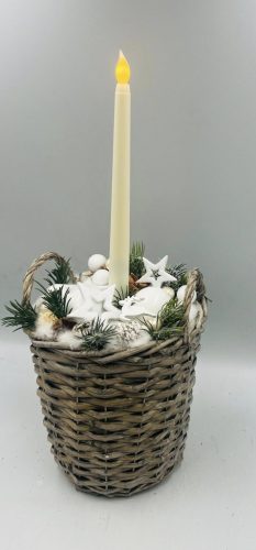 Vessző kosaras karácsonyi dekoráció LED gyertyával – fehér díszítéssel, 42 cm
