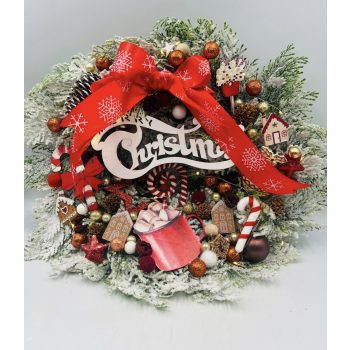   43 cm-es ajtódísz – műfenyő alappal, LED fénnyel, piros–barna dekorral és „Merry Christmas” felirattal