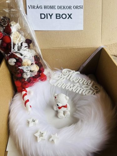 27 cm-es „Csináld magad” ajtódísz – fehér szőrme alapon, piros macis dekorral