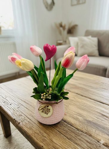 Tulipános asztaldísz kivehető szívecskével, rózsaszín kerámia kaspóban