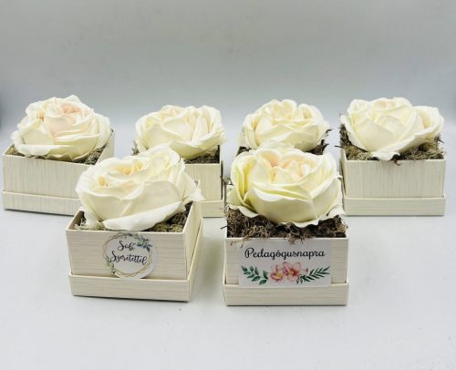 Rózsás köszöntődoboz-válaszható felirattal