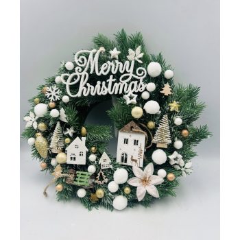   30 cm-es műfenyő ajtódísz – arany–fehér téli falucskás dekorációval, Merry Christmas felirattal