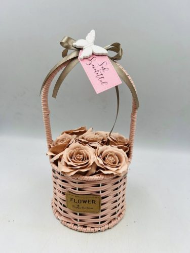 Illatos szappan rózsa kosárban – púder színű elegáns ajándék