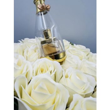   Ballagási virágbox lányoknak – krém színű rózsákkal és Chloé Nomade Nuit d’Égypte Eau de Parfum 5 ml miniparfümmel
