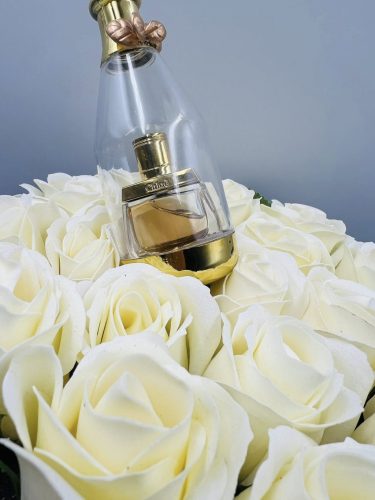 Ballagási virágbox lányoknak – krém színű rózsákkal és Chloé Nomade Nuit d’Égypte Eau de Parfum 5 ml miniparfümmel