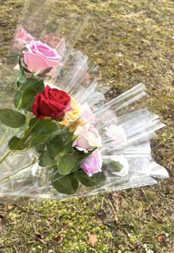 Bársony rózsa nőnapi díszcsomagolással -vegyes színben 9 féle színnel