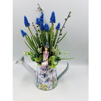   Levendulás tündéres asztaldísz locsolókannában – lila tavaszi dekoráció