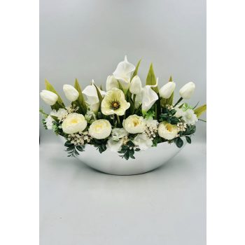   asztaldísz – fehér virágok, zöld levelek, ezüst kaspóban