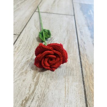 Horgolt piros rózsa extra szirmokkal