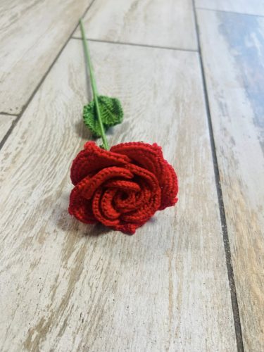 Horgolt piros rózsa extra szirmokkal