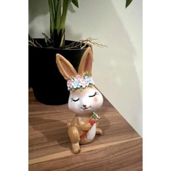   Nyúl virágkoszorúban, virággal, répával ülő 5x4,2x10,6 cm 